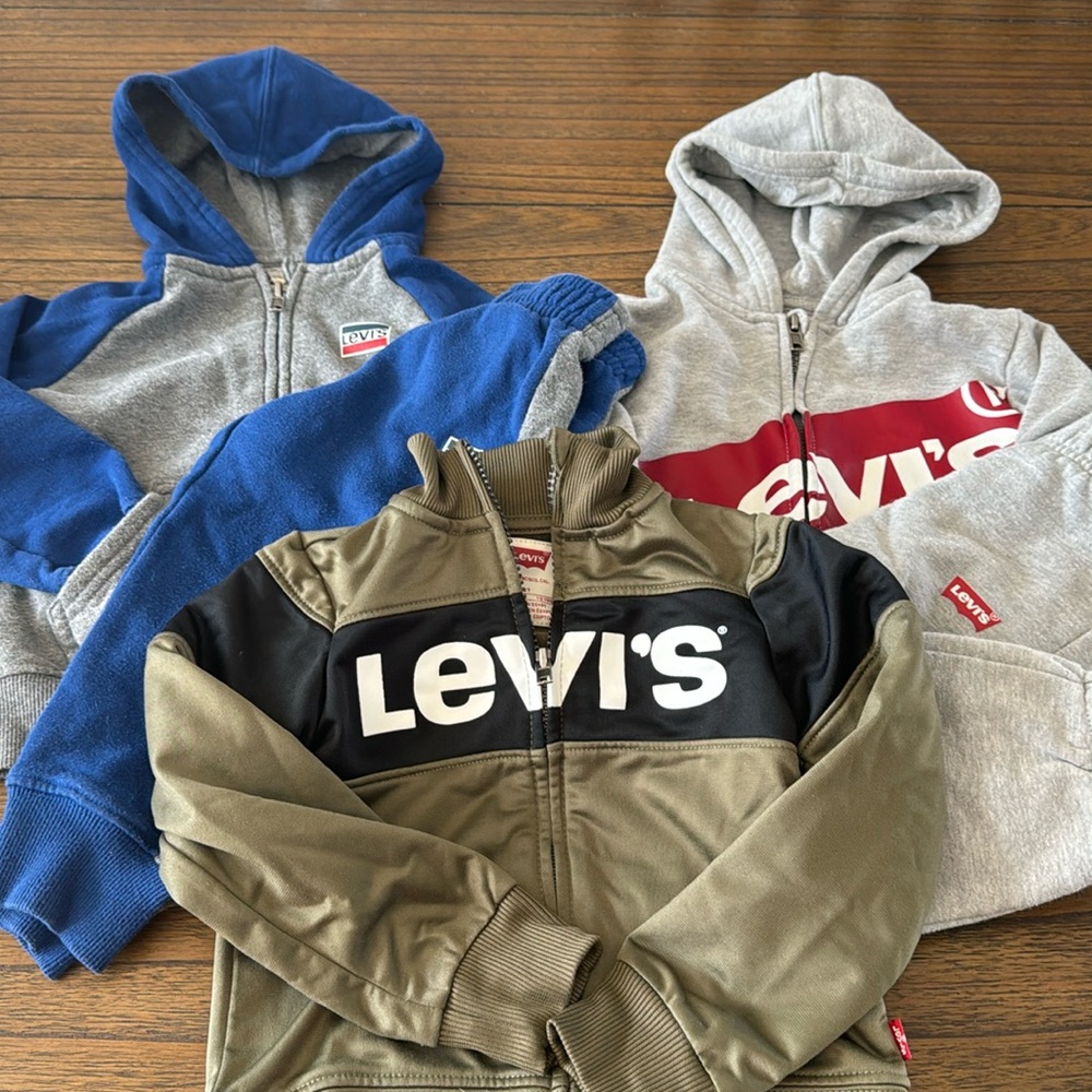 2 great Levi size 2T sweatsuits